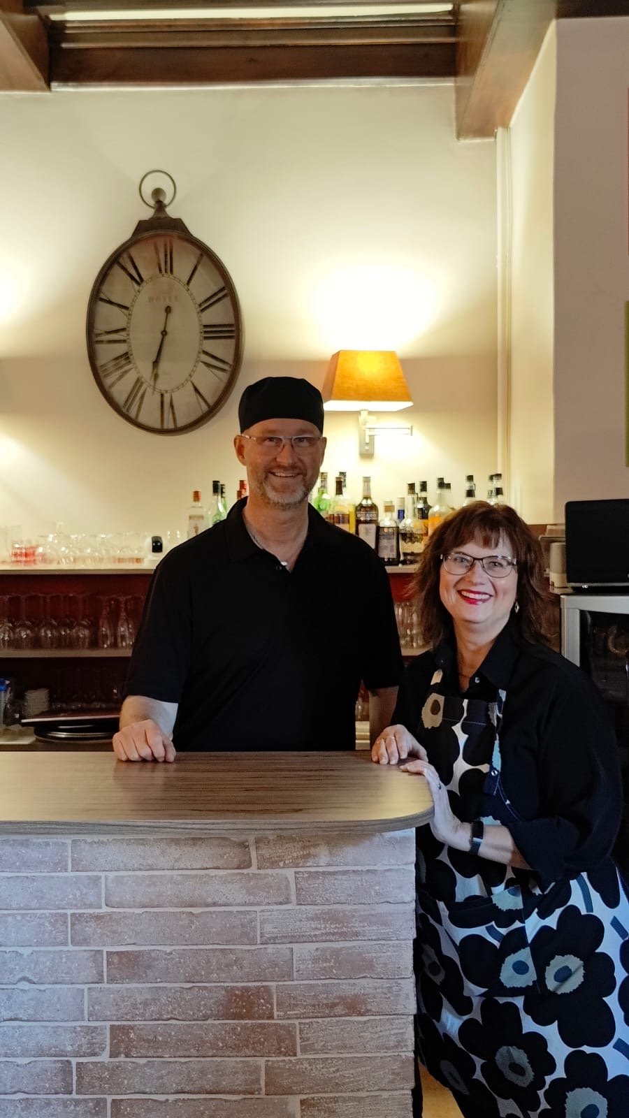 Sami et Tita, propriétaires de l'Hôtel des Causses